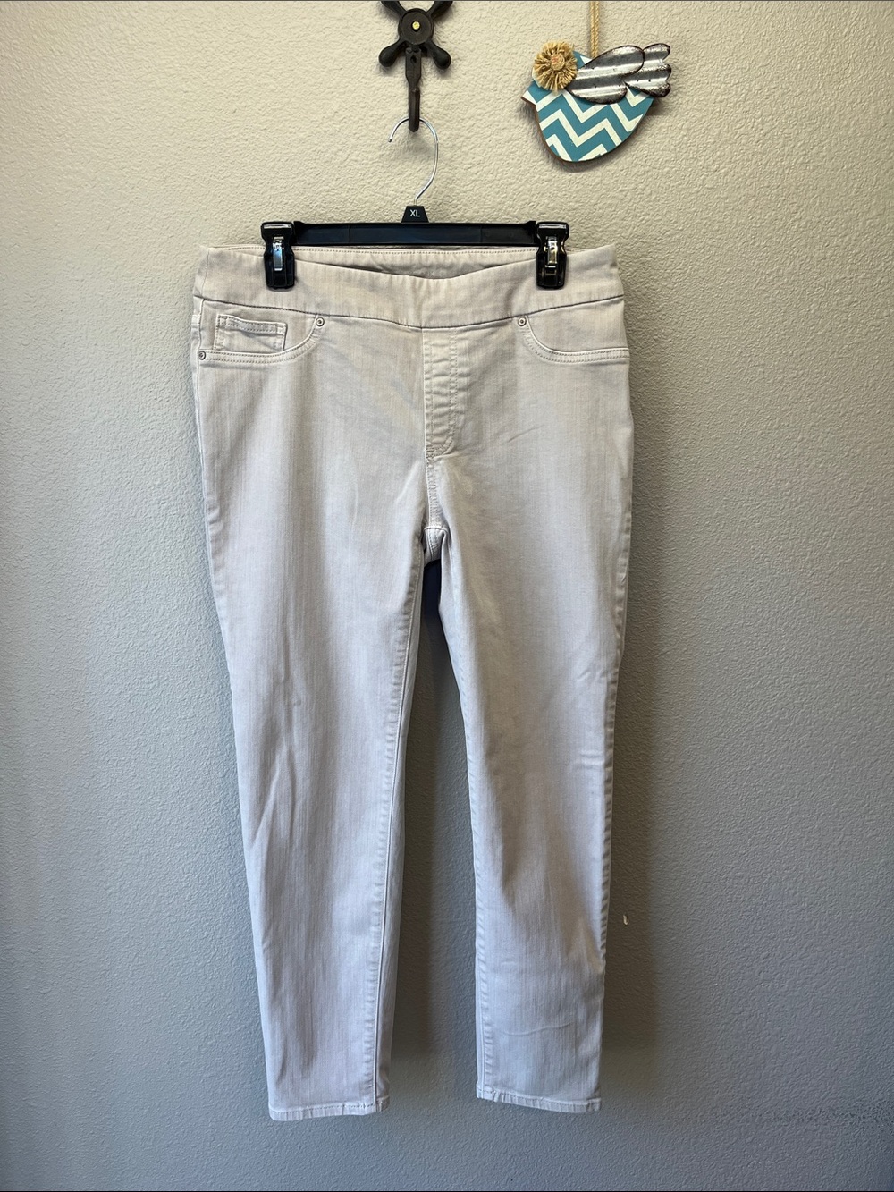 Chicos pull on jegging ankle jeans. Light gray size 8